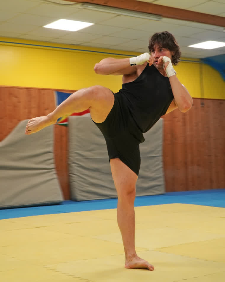 Nicola durante un allenamento di arti marziali